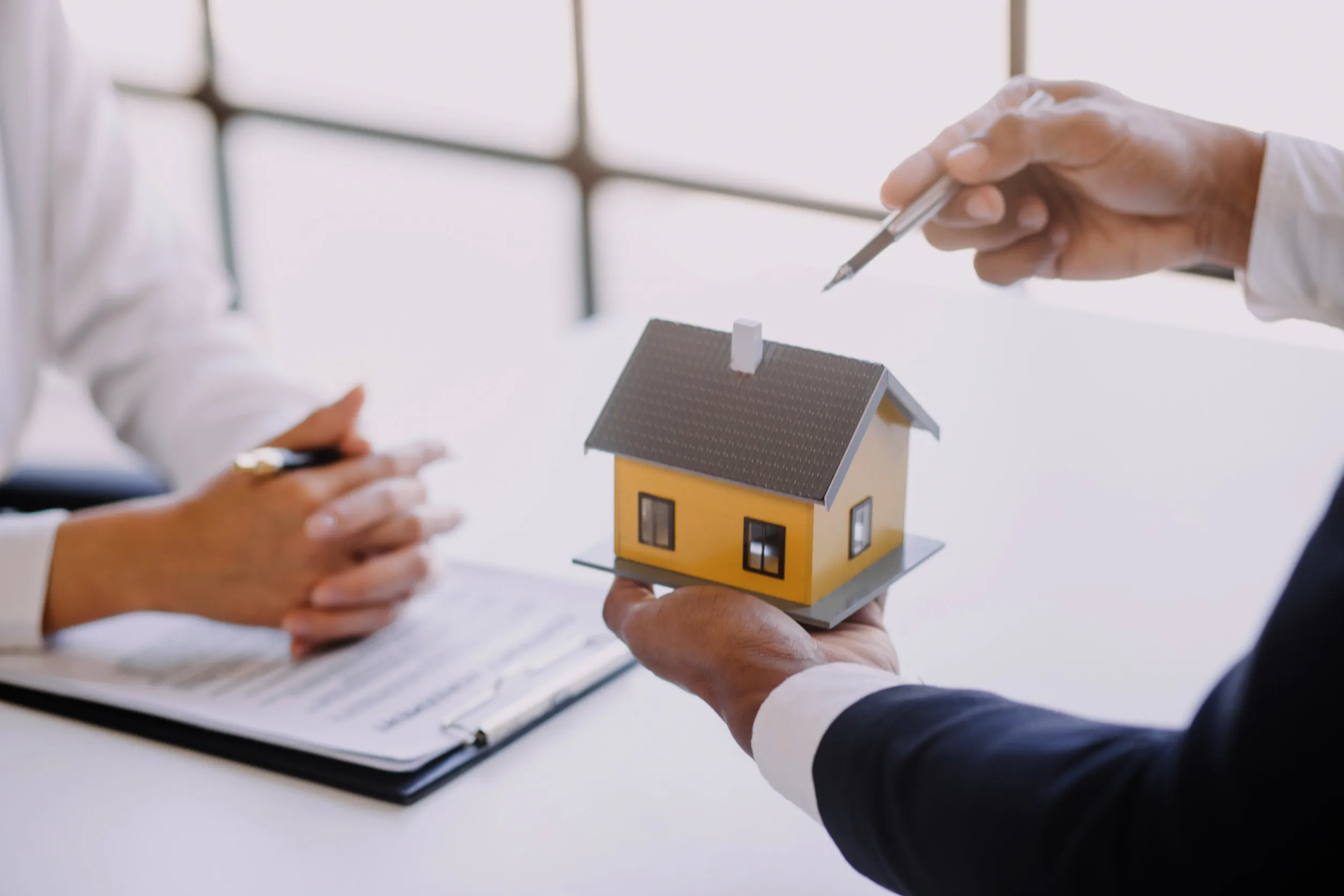 Real estate brokerage agent Deliver a sample of a model house to the customer